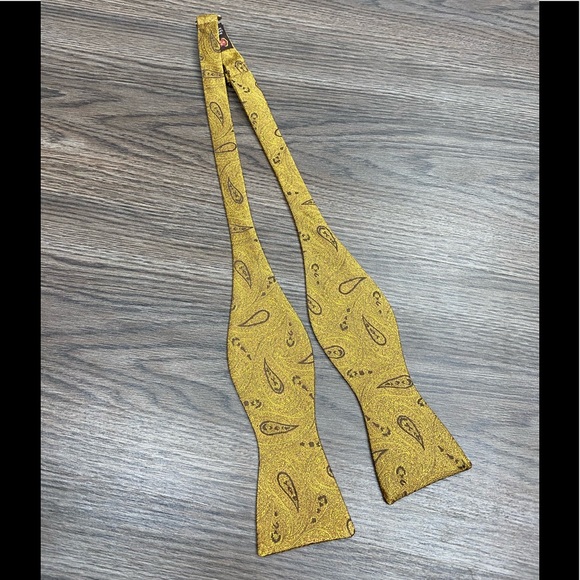 Robert Talbott NWT Gold Paisley Bowtie - Picture 1 of 4